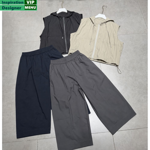 Damen Freizeit-Set: Ärmellose Kapuzenweste mit Reißverschluss und elastische, weit geschnittene Cropped-Hose – Einfarbiges Co-Ord-Outfit für Damen - Product Image 1