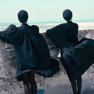 فستان نسائي مخصص أسود بأكمام منتفخة وكشكشة بطول متوسط مع وشاح رأس مطابق، تصميم عتيق للارتداء اليومي غير الرسمي - Product Image 1