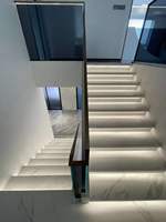Escalier droit moderne avec garde-corps et main courante en verre trempé, design élégant pour villa