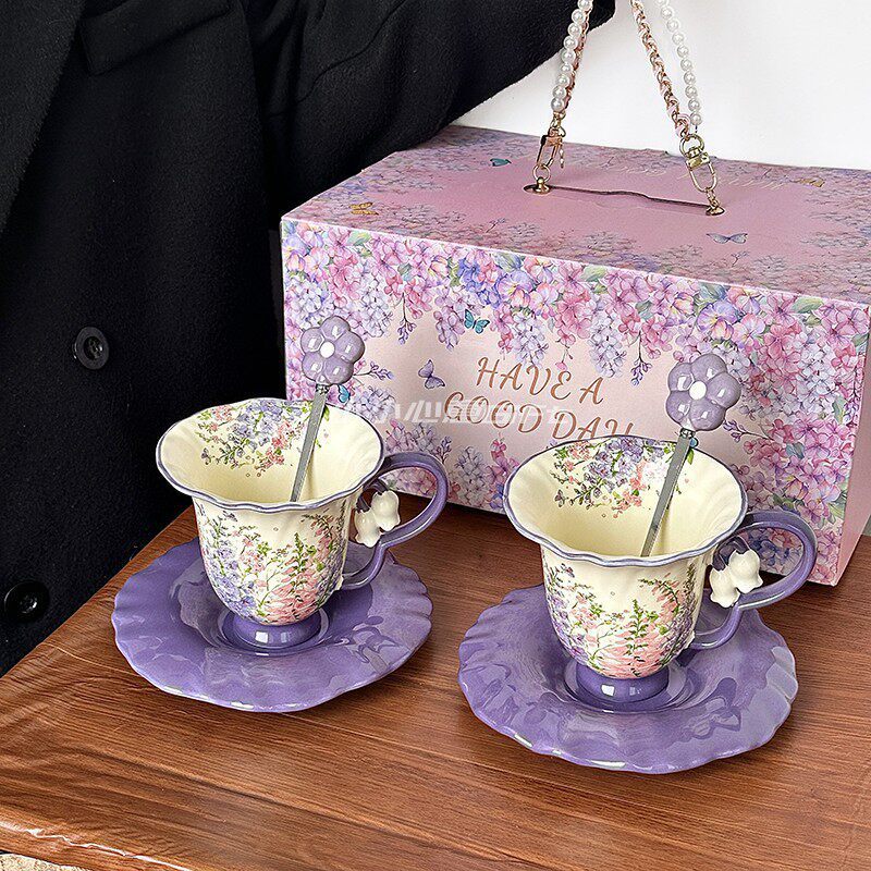 Cucchiaino in confezione regalo con tazza e piattino doppio viola in rilievo