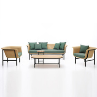 Ensemble de salon d'extérieur en rotin de style sud-est asiatique avec fauteuils nid d'oiseau et table basse sur pied pour cour, villa, gîte, jardin