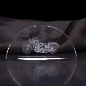 Commercio all'ingrosso Bianco di Cristallo 3D Laser Cubo Semicerchio Moto Cristallo per Interni Cubo di Cristallo di trasporto del Motociclo