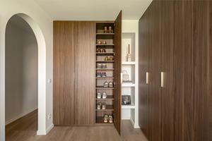 <span class=keywords><strong>Armario</strong></span> Vestidor Personalizable con Isla de Madera y Cajones, Diseño Moderno para Almacenamiento en Villas - Product Image 4