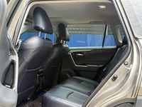 2022 2023 2024 Mobil Toyota RAV4 2.0L Luxury SUV dengan Transmisi Otomatis, Mobil Bekas, Harga Terjangkau, Interior Kulit