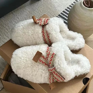 Bottes de neige pour femmes de haute qualité, luxueuses, en peluche, élégantes, offrant chaleur, douceur et une bonne adhérence. - Product Image 1
