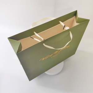 Bolsa de Papel Grande Personalizada KM, Color Verde Oscuro, con Asas de Cinta, Estampado Dorado, Cartón para Promociones - Product Image 3