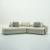 Canapé modulaire confortable en velours beige bouclé avec coussins moelleux et oreillers décoratifs pour espace de vie