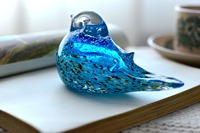 Figurine d'oiseau en verre artistique bleu, sculpture en verre soufflé à la main pour la décoration d'étagères, l'accentuation de table et la collection d'objets de décoration intérieure