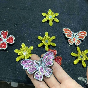 Patchs thermocollants faits main en maille de strass colorée avec lettres en plastique perlées et pierres de cristal - Product Image 5