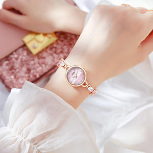 Montre-bracelet pour femme en or rose de luxe avec cadran en nacre et cristaux, élégante montre-bracelet à quartz tendance - Product Image 2