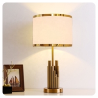 Lampes de table décoratives dorées de luxe avec revêtement en tissu et corps en métal Lampe de bureau moderne pour la maison