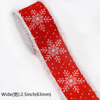 Ruban de Noël E-Magic Factory, rouleau de 63 mm, toile de jute blanche avec bordure à franges rouges, motif de chaussette pour la décoration de l'arbre de Noël