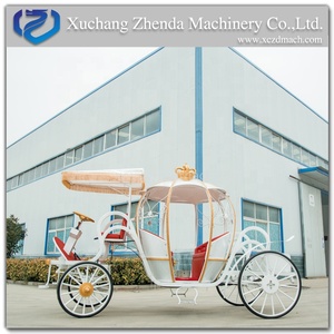 Chariot de mariage blanc en forme de citrouille / Chariot de Cendrillon traîné par des chevaux - Product Image 2