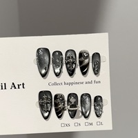 Ongles press-on faits à la main, au design sombre haut de gamme, effet œil-de-chat et style punk euro-américain, en forme d'amande.
