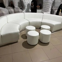 Canapé moderne de luxe en velours courbé chaise de salle à manger romantique mariée marié rembourrage confortable pour les villas spécifiques à l'événement de la salle de mariage