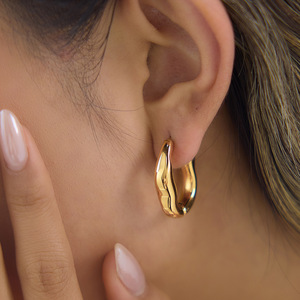 Pendientes de Aro Irregulares Ondulados <span class=keywords><strong>en</strong></span> Oro para Mujer, Impermeables, Chapados <span class=keywords><strong>en</strong></span> Oro de 18K, Acero Inoxidable, Textura Orgánica, Aros Gruesos, Joyería - Product Image 2