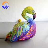 Décoration gonflable personnalisée en forme de flamant rose arc-en-ciel pour la publicité extérieure, idéale pour les jardins, pelouses, événements et fêtes