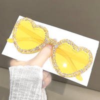 2025 nouveau prix d'usine lunettes de soleil en forme de coeur à la mode en rouge Beige Orange bonbons couleurs PC cadre pour les mariages de fête