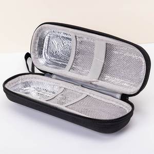 Mini Nevera Portátil Aislada de EVA Resistente al Agua con Diseño de Letras, Bolsa Refrigerante para Medicamentos y Plumas de Insulina - Product Image 2