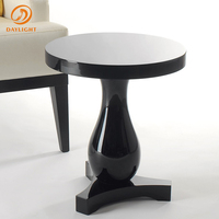 Table d'appoint ronde noire de luxe avec base en piédestal brillant et pieds croisés, élégante table d'appoint pour hôtel, villa, projet, mobilier de salon