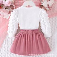 Ensemble 2 pièces décontracté et mignon pour filles : Haut côtelé à col rond et manches longues bouffantes avec patch cœur 3D et jupe-short plissée à double nœud et taille élastique