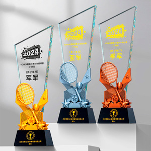 Trophée en cristal transparent personnalisé de style <span class=keywords><strong>pyramide</strong></span>, écologique, en gros, avec impression par sublimation pour récompenses et cadeaux d'affaires - Product Image 1