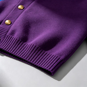 Suéter de punto para <span class=keywords><strong>hombre</strong></span> OEM, talla grande L-2XL, color <span class=keywords><strong>morado</strong></span>, con botones dorados y logo, camisa de punto con rayas blancas, cárdigan de moda. - Product Image 6