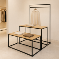 Table de présentation et portant à vêtements combinés avec cadre en métal noir et dessus en bois clair