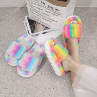 Chaussures plates d'intérieur tendance multicolores en fausse fourrure légère pour femme, antidérapantes, en peluche, à bout ouvert, style arc-en-ciel, collection printemps