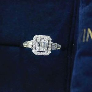 Bague de fiançailles Xinfly Fine Jewelry en or 18 carats avec diamant carré VS de 0,40 ct - Product Image 2