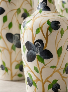 Vase en céramique blanc minimaliste moderne avec dessin noir artistique - Vase à fleurs en poterie écologique fait main - Commande en gros - Product Image 2