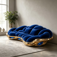 Canapé de luxe courbé en velours bleu roi capitonné avec base texturée or brillant, coussin à bulles et structure intégrée en fibre de verre