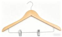 Cintres en bois naturel personnalisables en gros avec pinces métalliques et logo sur mesure pour boutiques