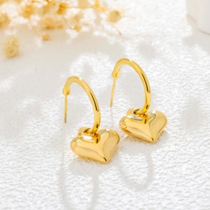 1 Par de Aretes de Acero Inoxidable Chapados en Oro de 18K con Forma de Corazón 3D - Joyería de Lujo Ligero para Regalo en Ocasiones Especiales - Product Image 1