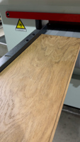 Machine de texturation de surface en bois pour créer une texture à grain croisé sur les revêtements de sol en bois naturel, les panneaux muraux et les portes