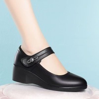 Chaussures compensées noires en PU souple pour femme, nouvelle collection 2026, à prix réduit, antidérapantes, avec boucle en strass et logo personnalisé