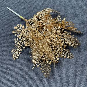 Arreglo Floral Ligero Hecho a Mano para Nochevieja, Decoración con Eucalipto y Flores Artificiales Doradas - Product Image 5