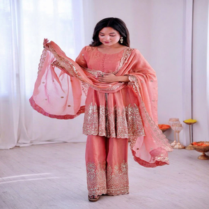 Conjunto de Salwar Kameez de Seda Fandy Rosa Bordado de Dos Tonos con Trabajo de Espejo, Sharara y Dupatta, Traje Tradicional para Diwali y Graduación - Product Image 1