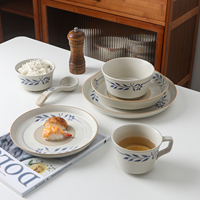 Service de table en céramique rétro japonais personnalisable OEM, ensemble de bols et assiettes à motif feuille bleue, vaisselle en argile avec logos et designs