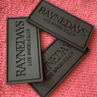 Étiquette en caoutchouc de silicone avec logo gravé, design le plus récent, logo en relief durable, étiquettes en caoutchouc PVC cousues pour chaussures