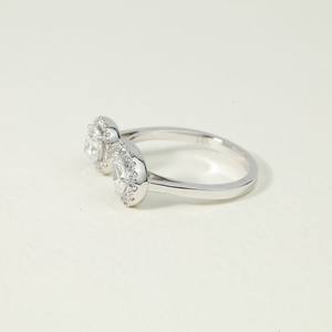 Anillo de compromiso Toi Et Moi de diamante cultivado en laboratorio de 1 quilate premium para mujer con piedras de corte pera y cojín E VS, joyería fina. - Product Image 2