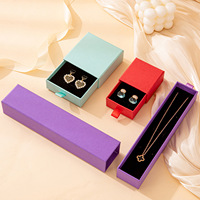 Emballage de bijoux personnalisé A1 avec logo, étuis à tiroirs violet, aqua et rouge, présentoir intérieur noir pour colliers longs et boîtes