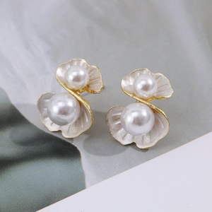 Boucles d'oreilles tendance en alliage de zinc avec perles pour femme, design floral simple, luxe léger haut de gamme, vente chaude - Product Image 2