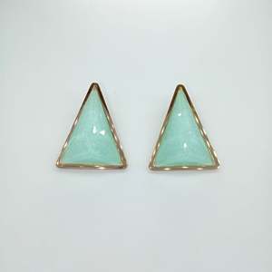 Pendientes de Moda Triangulares en Verde Menta, Chapados en Oro PVD, Acero Inoxidable 316L, Sostenibles y Resistentes - Product Image 1