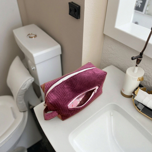 Pochette de maquillage en velours côtelé rose foncé personnalisée en gros, sac à cosmétiques portable écologique à fermeture éclair pour filles - Product Image 3