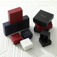 Boîte à bijoux A1 classique, au look épuré, fiable, avec une protection optimale, une magnifique poignée en ruban, intérieur en microfibre douce, inoubliable.