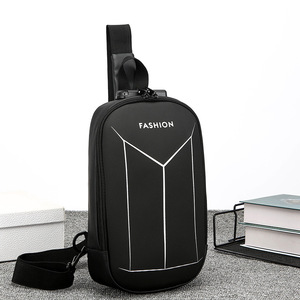 Bolsa Masculina Designer à Prova d'Água, Bolsa de Peito Masculina com Porta USB, Bolsa Transversal Antifurto para Homens, Sacoche Homme - Product Image 1
