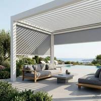 Pergola moderne en aluminium blanc thermolaqué avec stores motorisés intégrés, imperméable, bioclimatique, pour villa