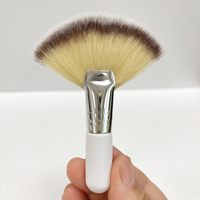 Mini handzame, pluizige kwast met kort handvat, zachte veganistische gezichtsmaskerkwasten, cosmetische applicator.