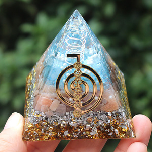 Pyramide en résine blanche en forme de pilier de cristal, artisanat, décoration de la maison, ornement fait à la main - Product Image 4